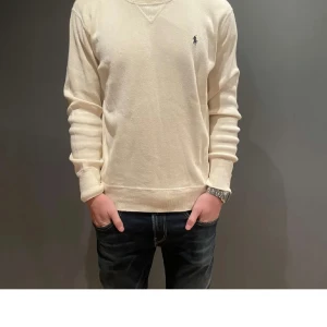 Ralph Lauren Crewneck - Säljer min skit snygga ralph Lauren sweter!! som tyvär inte gått till användning. Tröjan är i storlek S men passar även M. Skick,9/10 använd Max 3 gånger. Övriga funderingar?