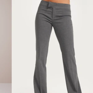 (Nelly) Low waist suit pant - Säljer nu mina fina grån kostym byxor då dom var försmå, men jag drog av lappen så kan ej skicka tillbaka, endast testade! Nyskick. (Ny pris 399kr)