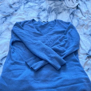 V ringad stickad - Stickad tröja som är v ringad lite större i storlek