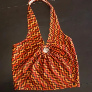 Halterneck-topp - Endast använd ett fåtal gånger.