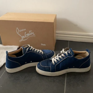 Christian Louboutin  - Säljer nu mina loubs som är i storlek 42,5 passar även 43-43,5 skicket på dem är 7-8/10 fås även med box och dustbags vid fler frågor eller funderingar kontakta mig ⚡️⚡️