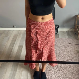 långkjol men volang - en jättefin blommig kjol som jag säljer då den tyvärr inte kommer till användning för mig.