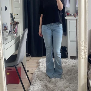 Lågmidjade jeans  - Jättesköna o snygga jeans från nelly. De är långa i benen och nästan helt oanvända, säljer därför pga kommer inte till användning. Jag ör 1,65 och de sitter perfekt på mig som är en xs/s men de är också stretchiga. 