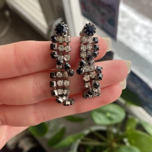 Örhängen - Svarta och silvriga örhängen