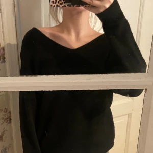 Svart stickad one shoulder - Använd någon gång, bra skick från Lager 157