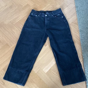 Sweet sktbs byxor storlek S svarta - Använda några gånger men bra skick. Byxorna är uppsydda 12 cm men stygnen kan tas bort. Är 156 cm lång och de är lite långa fortfarande. Är lite narigt slitage på botten men syns inte så mycket.