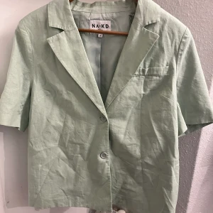 Linnekavaj från NA-KD - Kortärmad linnekavaj från NAKD Mintblå/ljusgrön färg  Storlek 38