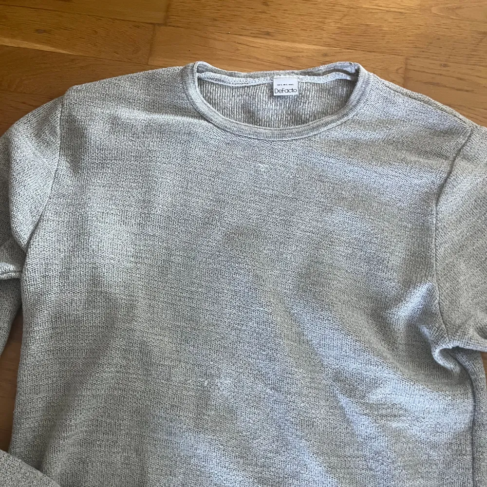 Två väldigt fina stickade tröjor i storlek L. Säljer två fina DeFacto tröjor. Den ljusa har en lös tråd annars är båda väldigt fina.  Bara skriva om båda vill has eller ens. . Stickat.
