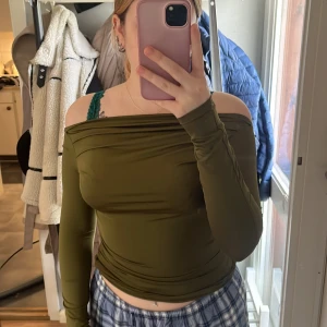 Tröja - Fin miliitärgrön offshoulder, bara testad och i fint skick
