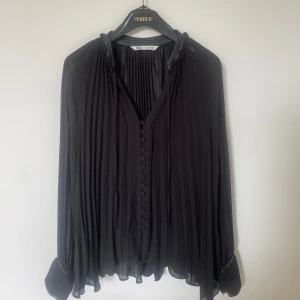 Zara blus  - Jätte fin blus från zara! Bara använd ett antal gånger så nästan som ny. Finns inte kvar på Zaras hemsida längre. Lite genomskinlig beroende på ljus💕💕(priset går att diskutera💓)