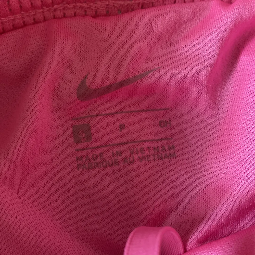 Söta tränings shorts ifrån Nike. Inga defekter. Inne shorts. Strl S passar xs- S . Nypris 400kr . Shorts.