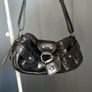 Y2K Bag😂😂 - Väska från Urban outfiter men liknar guess väskor mycket bra skick inga fläckar elelr skador❤️