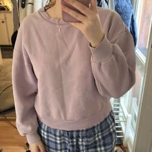 Sweatshirt - Lila sweatshirt som är använd ganska mycket men ändå väldigt skön och fin, en liten fläck på framsidan se på bilden