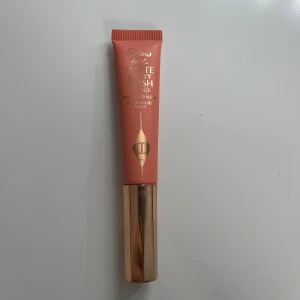 Charlotte Tilbury matte Blush wand  - Säljer mitt blush wand från CT i färgen pillow talk. Använd 2 gånger och finns mycket produkt kvar i den🥰 pris kan diskuteras 