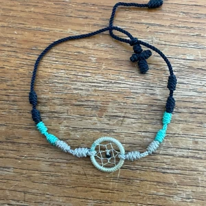 Gulligt armband! - Supergulligt armband! Bra skick använd några gånger men inte många❤️ Superfint att ha till stranden eller till en semester! Säljer för använder inte längre.