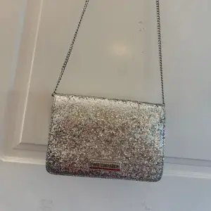 Live moscino handväska silver glitter