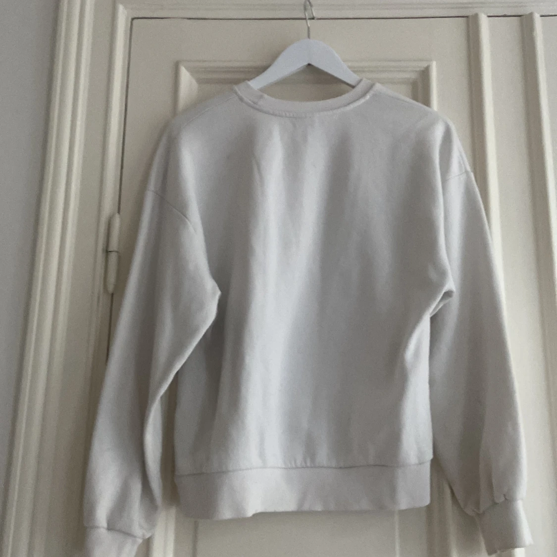 Vit tröja med ljusblått tryck på från Gina Tricot i storlek S men passar mig som har storlek 158/164 fast lite oversized💘💞 - 91