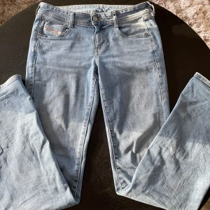 Bootcut jeans - Säljer dessa supeer fina lågmidjade bootcut jeansen💕💕Så fina till vår och sommar!! Bra skick🫶🏼🫶🏼