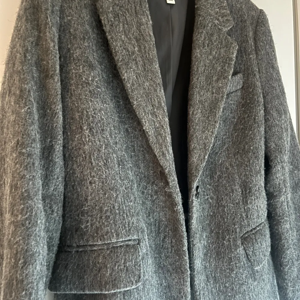 Oversized kappa i ull från H&M. Storlek XS, passar även S då den är oversized. Som ny, bara använd ett par gånger. Slut på hemsidan!. Jackor.