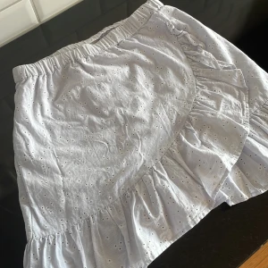 Kort kjol från only - En ljusblå kort kjol med vita blommor i storlek 158 (rätt stor i storleken en xs kan ha). Den är från only och har dubbel tyg💕Bara använd några få gånger💕