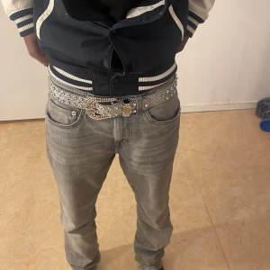 Bälte - En silver bälte med olika Design