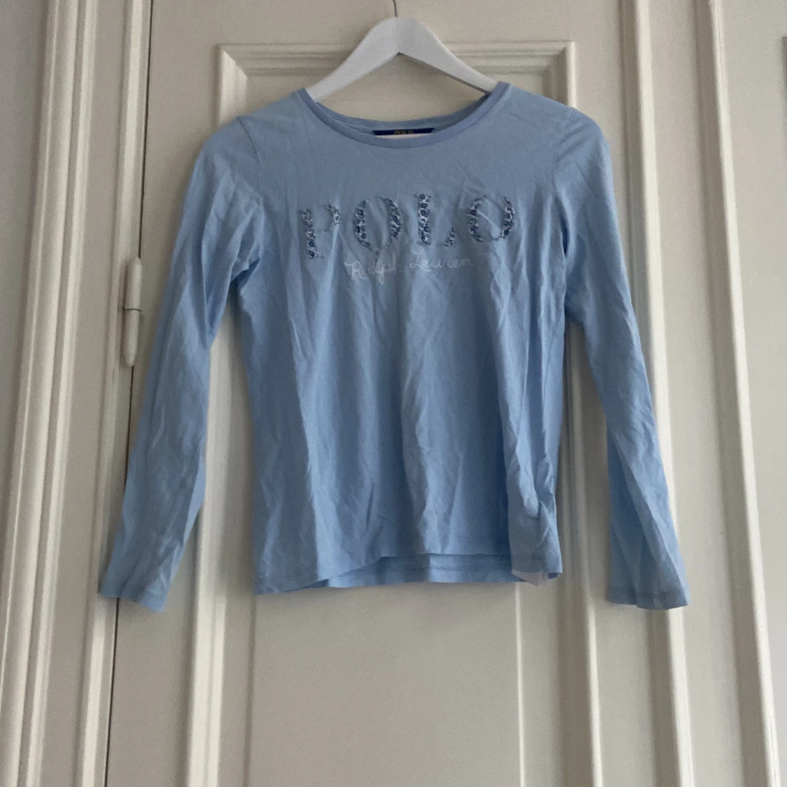 Ljusblå tröja ifrån Polo Ralph Lauren. Vet ej storlek men är lite för stor på mig som har storlek XS och 158/164💘