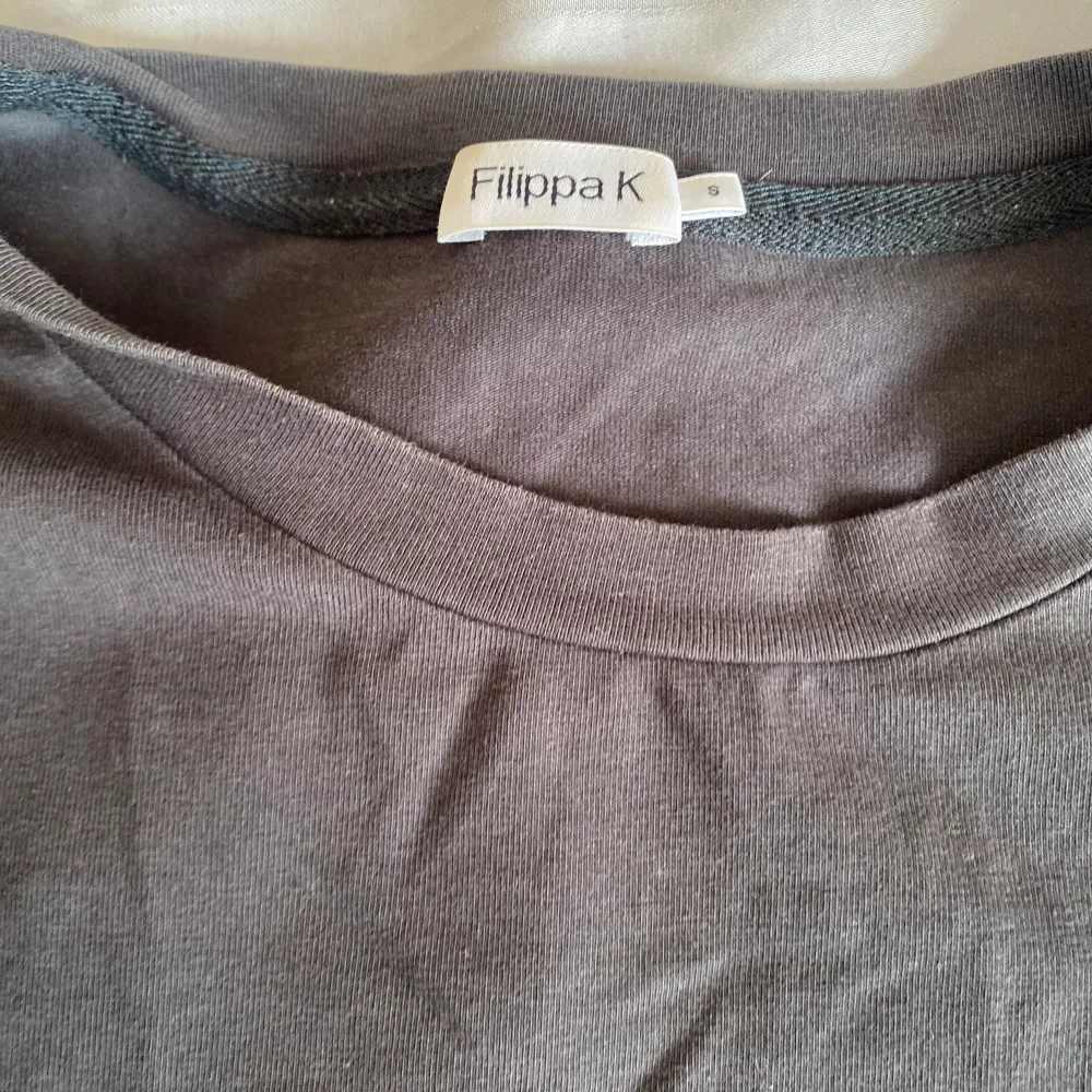 Säljer min Filippa K tröja då jag ej andvänder den, nypris är 600 kr och jag har ej inget pris så kom med förslag, den är i nyskick . T-shirts.