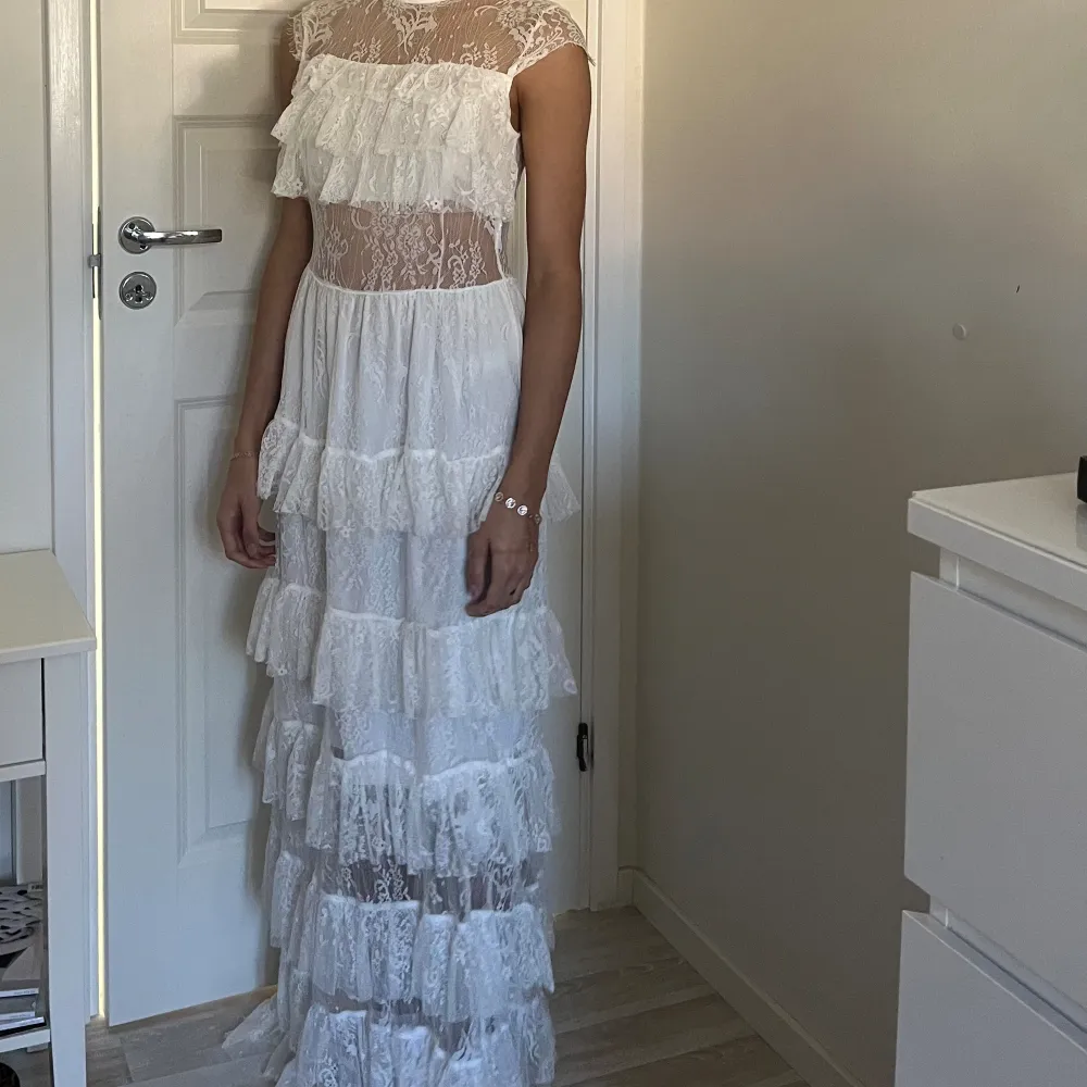 Vit flowy sommar klänning med spets detaljer som jag använt ett par gånger på fester. Väldigt skön och har lite stretch. Har underkjol så den är bara see-through på ryggen och magen. Jag är 170. Skriv gärna till mig på insta ifall jag inte svarar här. Mekot.
