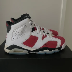 Jordan 6 Retro Carmine - (Har även dessa i storlek 41)  Använder inte skorna då de är för små. Skicket är bra men man kan se defekterna på bilderna.  De är köpta på Footlocker Orginalbox och kvitto finns också!!