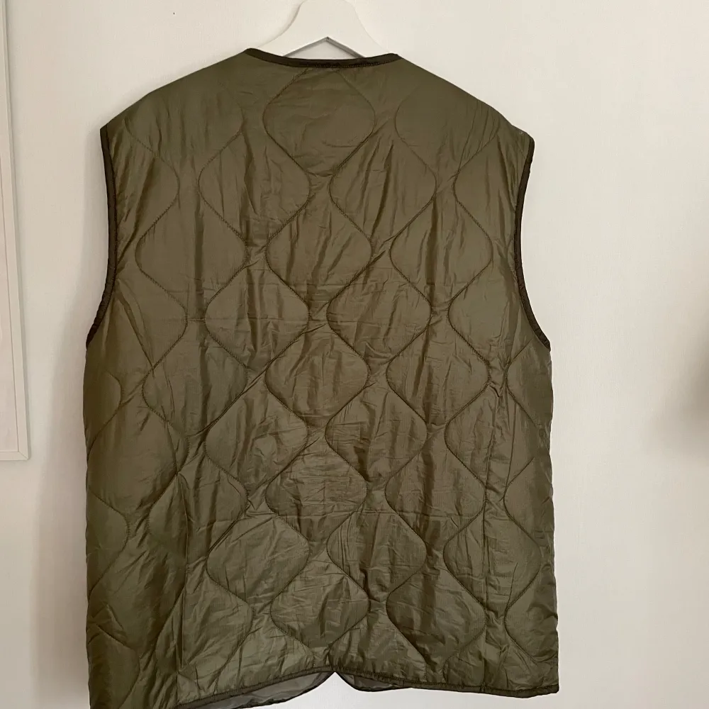 Selling an almost brand new vest from ASOS. Used one time and in very good condition. I have too many jackets so this one need a new owner that will love it. Size UK 10/EU 38. Jackor.