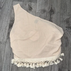 Beige sommar topp med fransar  - Ny med etikett storlek L