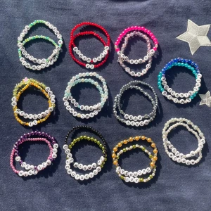 Taylor Swift Armband - Vill du slippa göra armband men fortfarande få hela upplevelsen av the eras tour?  Köp då denna bunt med 2 armband från varje album, totalt 22 stycken! 