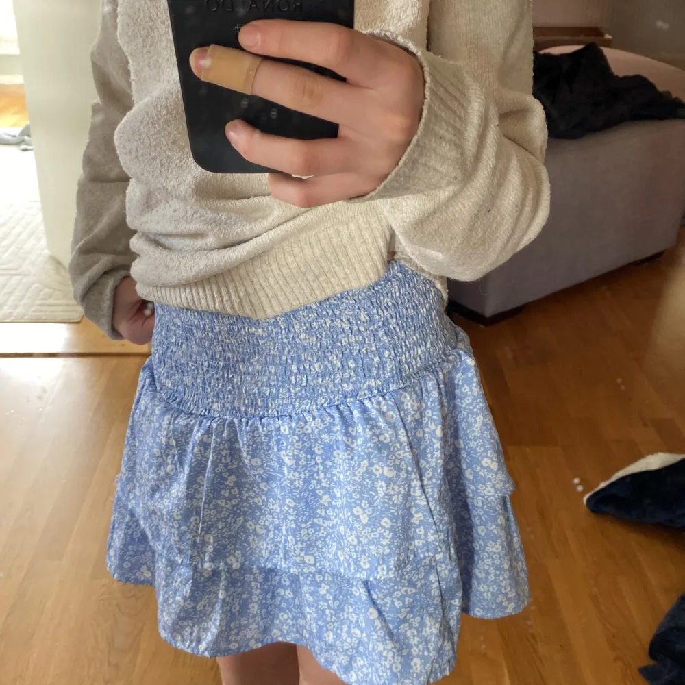  Stretchig kjol från Gina triciot skön och fin till sommaren🤍🤍. Kjolar.
