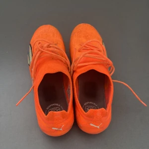 Fotbollsskor (PUMA ULTRAS) - Säljer dessa PUMA skor som ja använt 2 gånger och känner att de är lite småa på mig.