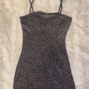 Glittrig klänning  - En klänning i storlek xs. Säljs eftersom den nt kommit till användning💙