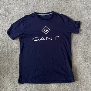 Fin och redig Gant t-shirt köpt från Kidsbrandstore. Säljes p.g.a för liten! Den passar mellan 165-175 cm beroende på axelbred osv. Nypris cirka 500 kr vilket gör 199 till ett billigt pris! Använd 2 gånger och i mycket fint skick.
