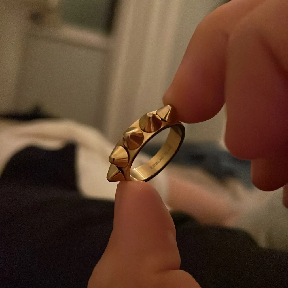 Säljer min guldiga Edblad ring för att den inte kommer till användning❤️ kontakta gärna. Accessoarer.