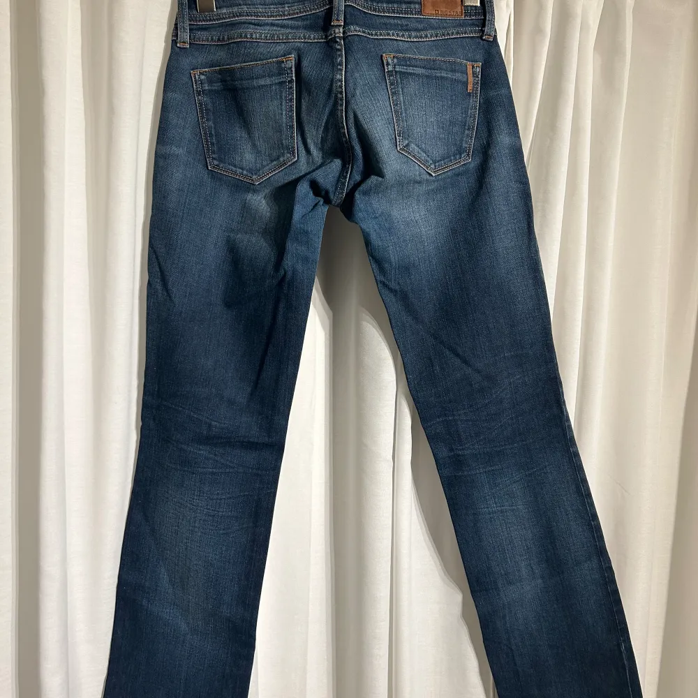 Säljer dessa raka jeans från big star storlek 27/34. Raka låg midjade  Innerbenslängden 82 Total längd 101 Midjemått 39. Jeans & Byxor.