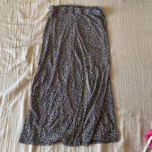Trendig leoprint lång kjol köpt på gina tricot 