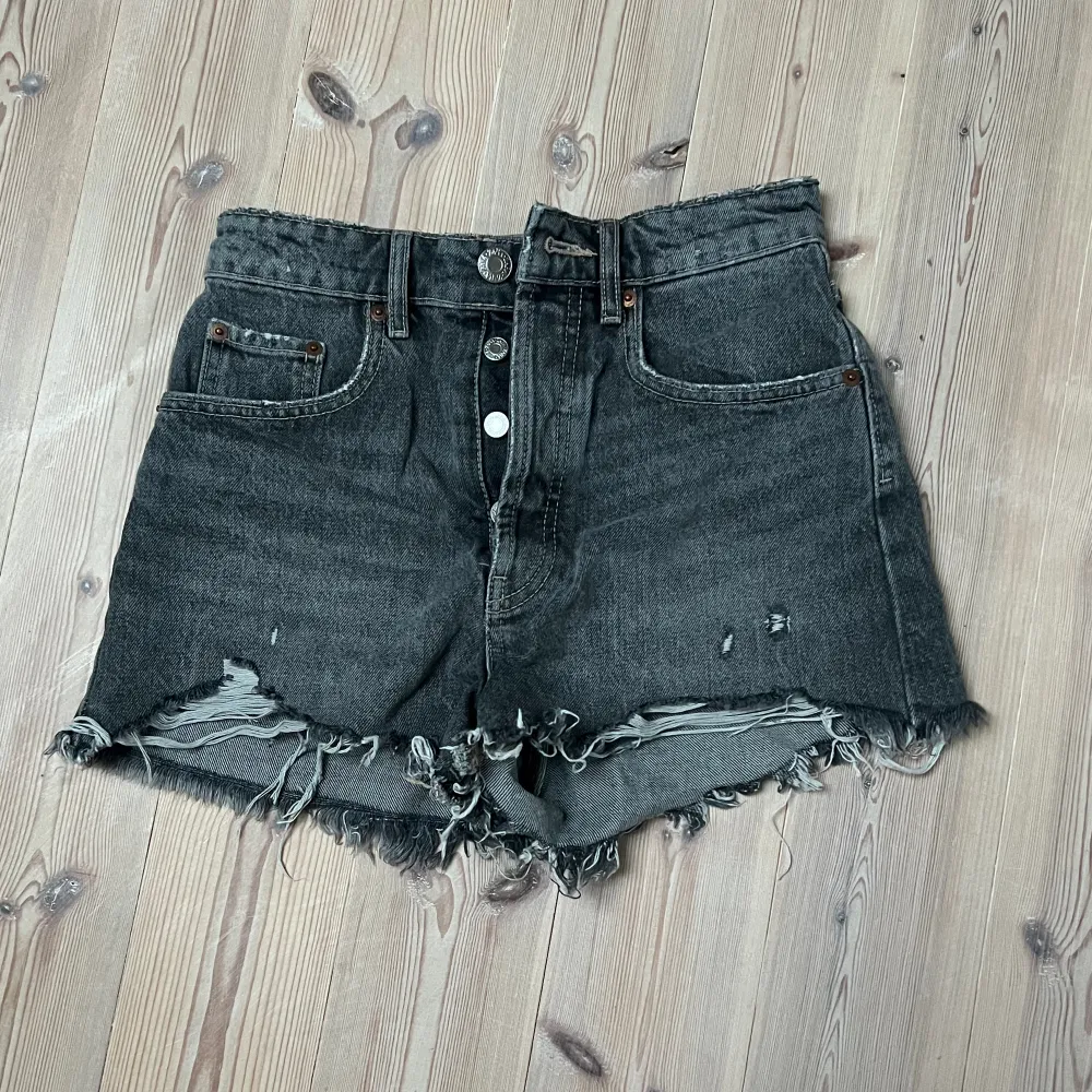 Fina jeansshorts från Zara, superbra skick, aldrig använda och säljer då de inte är min stil💞skriv vid funderingar, använd gärna köp nu 💞🌸. Shorts.
