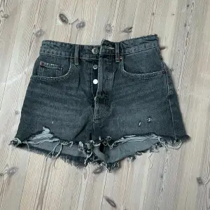 Fina jeansshorts från Zara, superbra skick, aldrig använda och säljer då de inte är min stil💞skriv vid funderingar, använd gärna köp nu 💞🌸