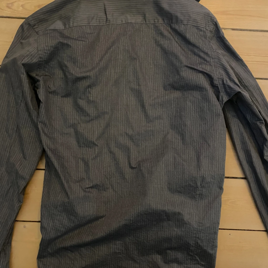 Mörkgrå randig skjorta - 90