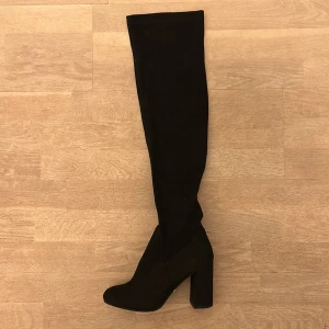 Stövlar overknee  - Overknee stövlar i mocka.  Bra skick