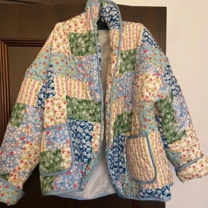 Quiltad jacka - Superfin blommig quiltad jacka🌸 aldrig använd då det inte riktigt va min stil🌸