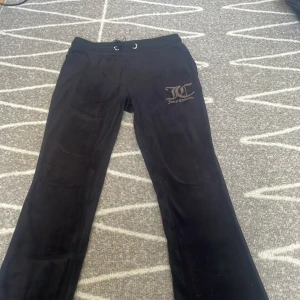 Juciy couture - Jag säljer mina juciy byxor så jag växt ut dom. Bra skick och använda sparsamt.kontakta innan du köper och för mer info❤️