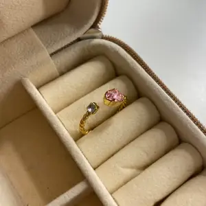 Nani ring från Caroline Svedbom, Rose Peach är Limited Edition och är slutsåld online. Onesize och justerbar. Säljer denna fina ring då jag aldrig använder den, den är i toppen skick!🩷 Butikspris- 395kr. 