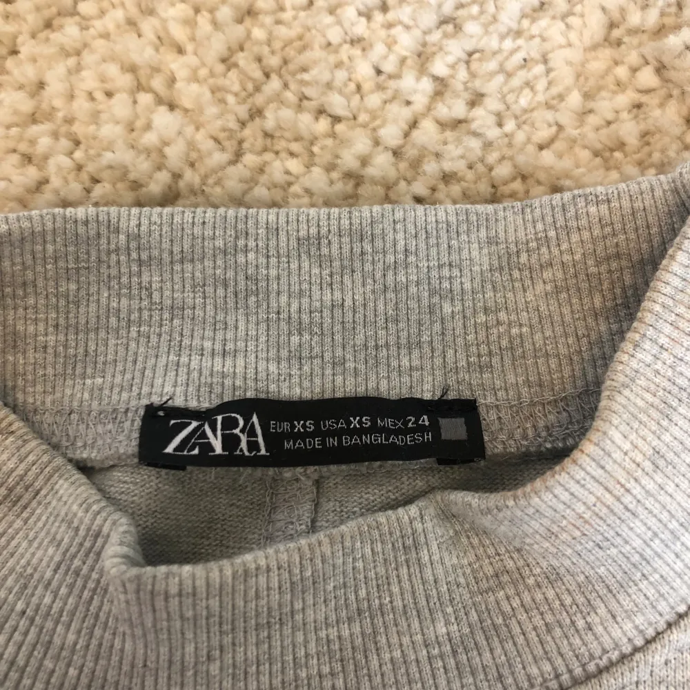 Jätte cool lite tjockare T-shirt från Zara i stolek Xs men den är lite stor så skulle säga S/M, aldrig använd nyskick 🤗. T-shirts.