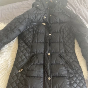 Rock and blue jacket - Har ett litet håll i luvan säljer den för bara 150kr