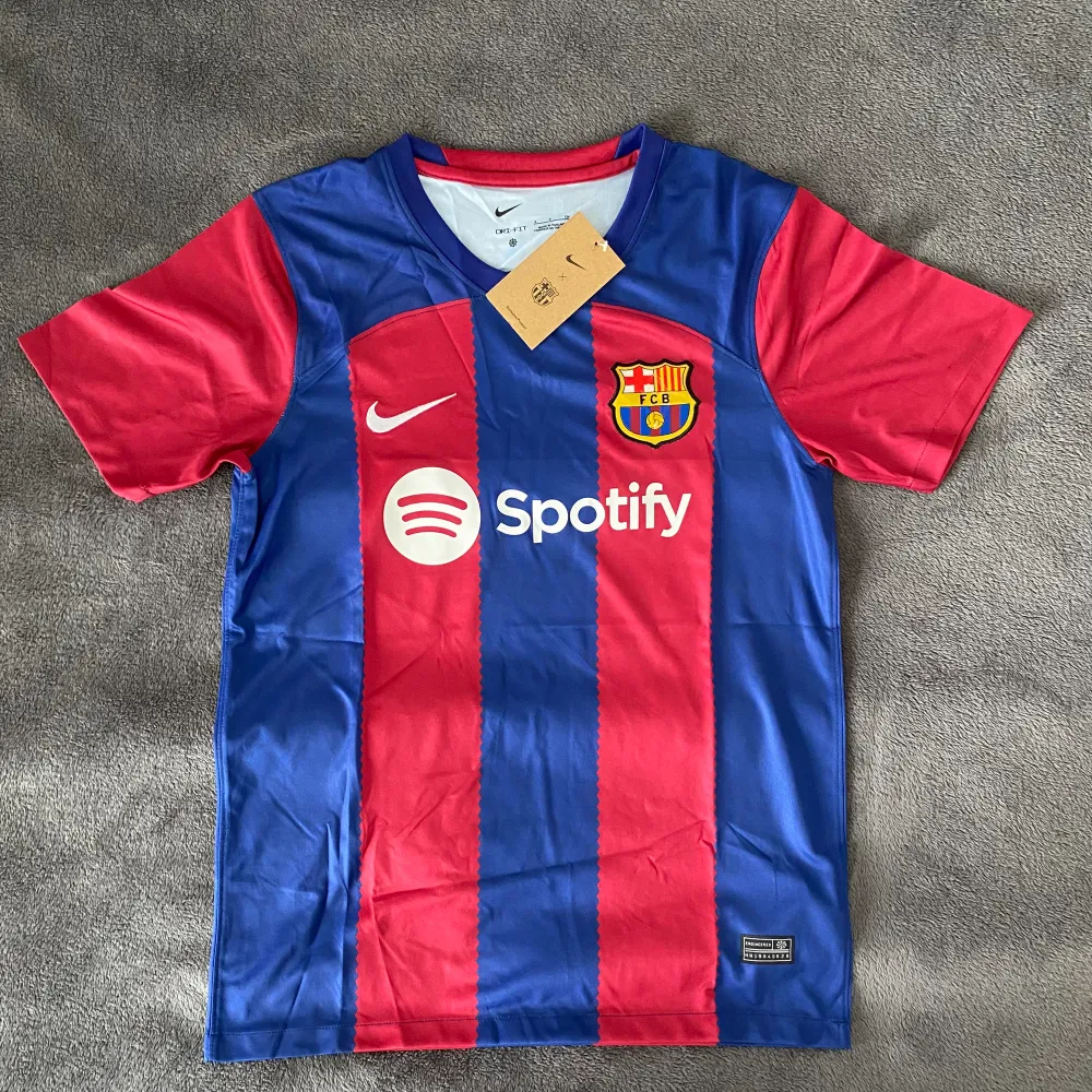Helt ny Barcelona tröja. Aldrig använd. Kvaliteten är 10/10. Den är i storlek S. Jag fraktar inom 24 timmar och kan mötas upp i Stockholm.. T-shirts.