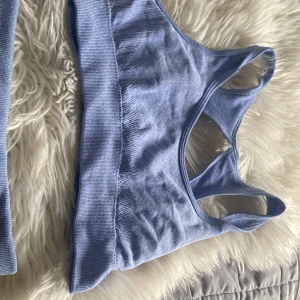 Gymsätt - säljer de tillsammans är använda i utmärkt skick. Inga fläckar osv tvättas innan köpning❤️